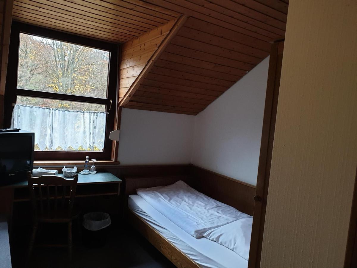 Autobahnraststatte Und Hotel Riedener Wald Ost Hausen  Экстерьер фото
